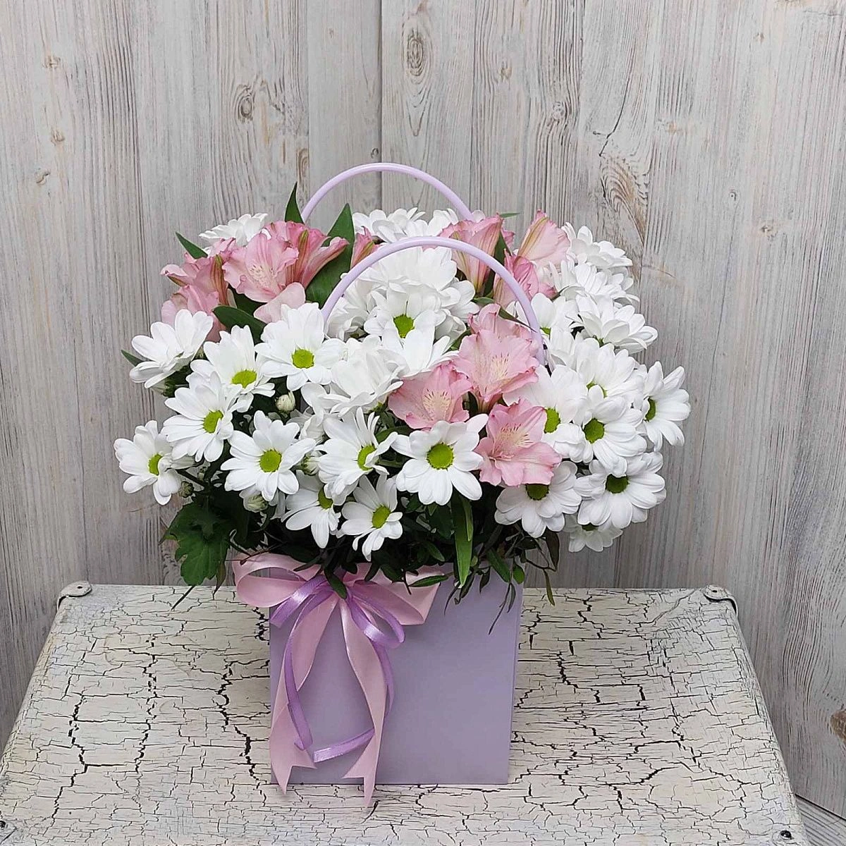 Композиция из хризантем и альстромерии