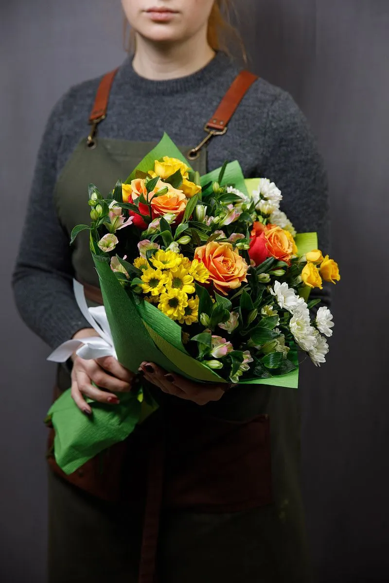 Букет из роз, кустовых роз, хризантем №9