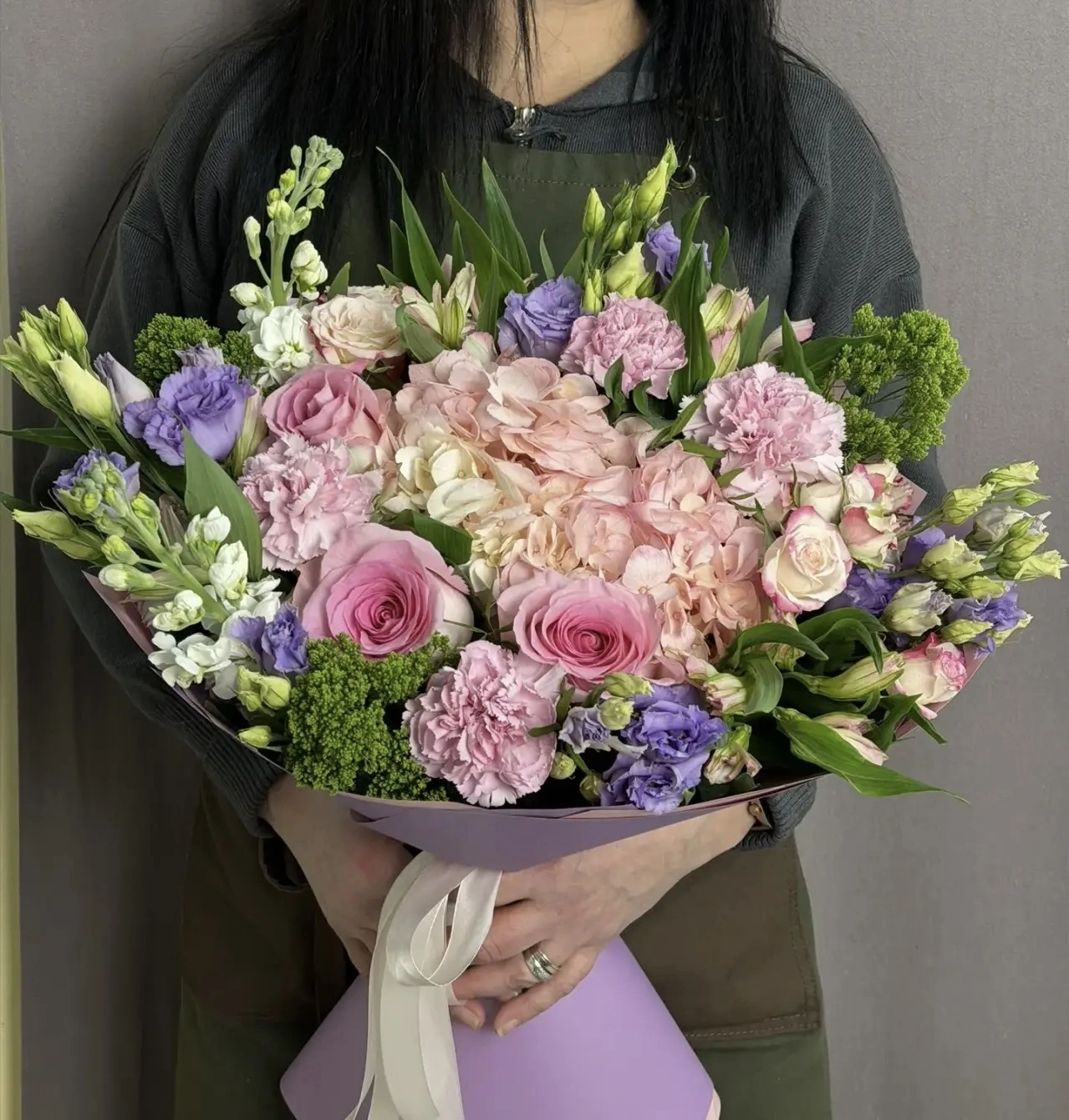 Букет с гортензией и диантусом