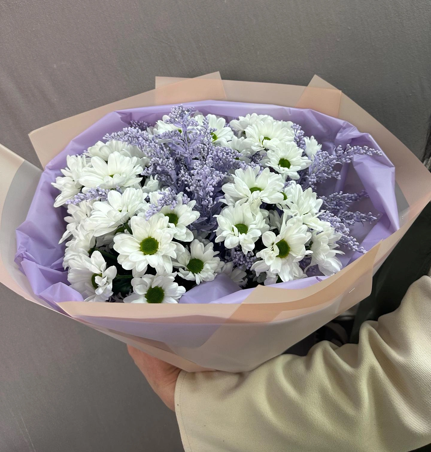 Букет хризантем с солидаго 