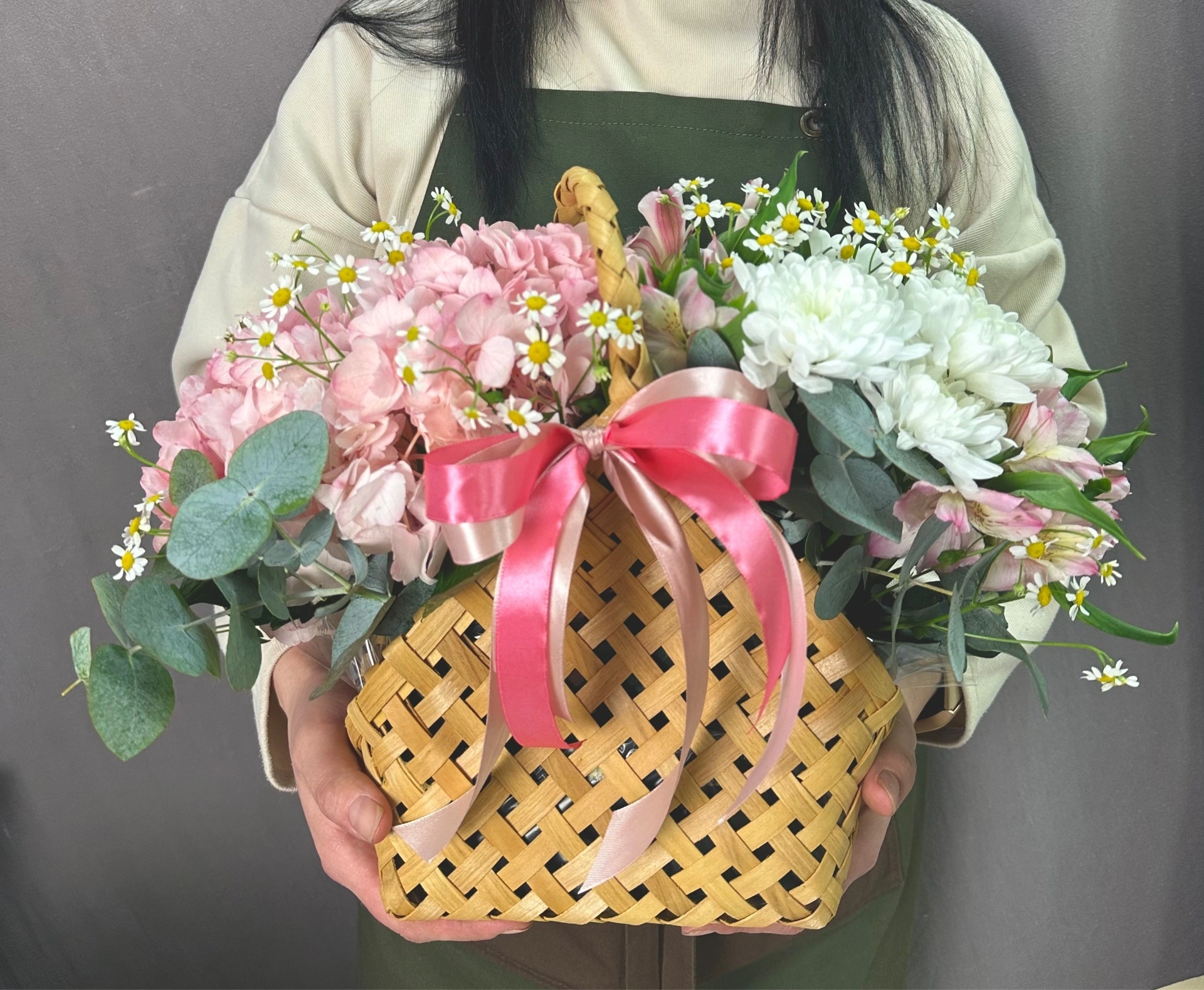 Композиция в корзине с гортензией