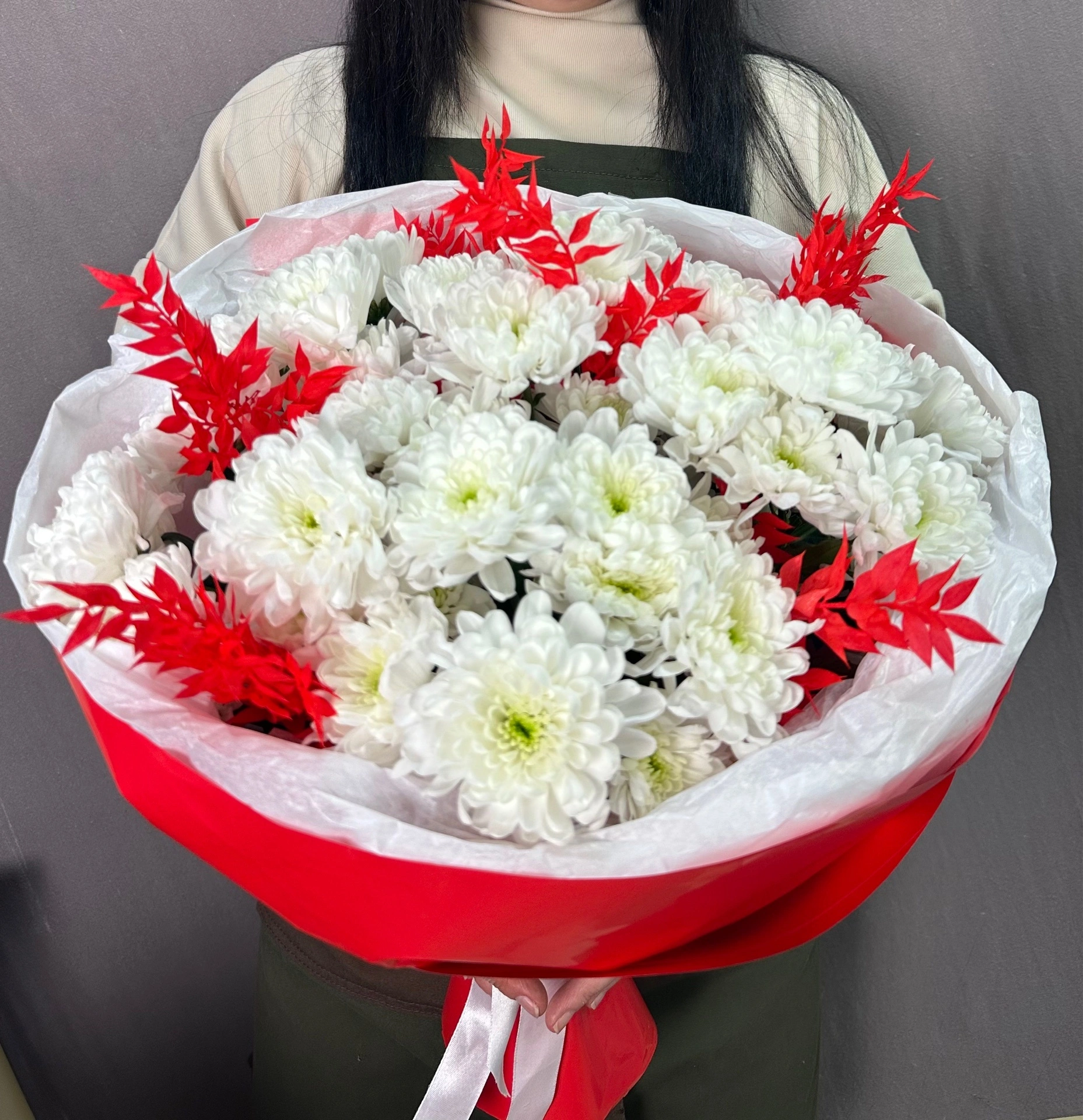 Букет хризантем с рускусом