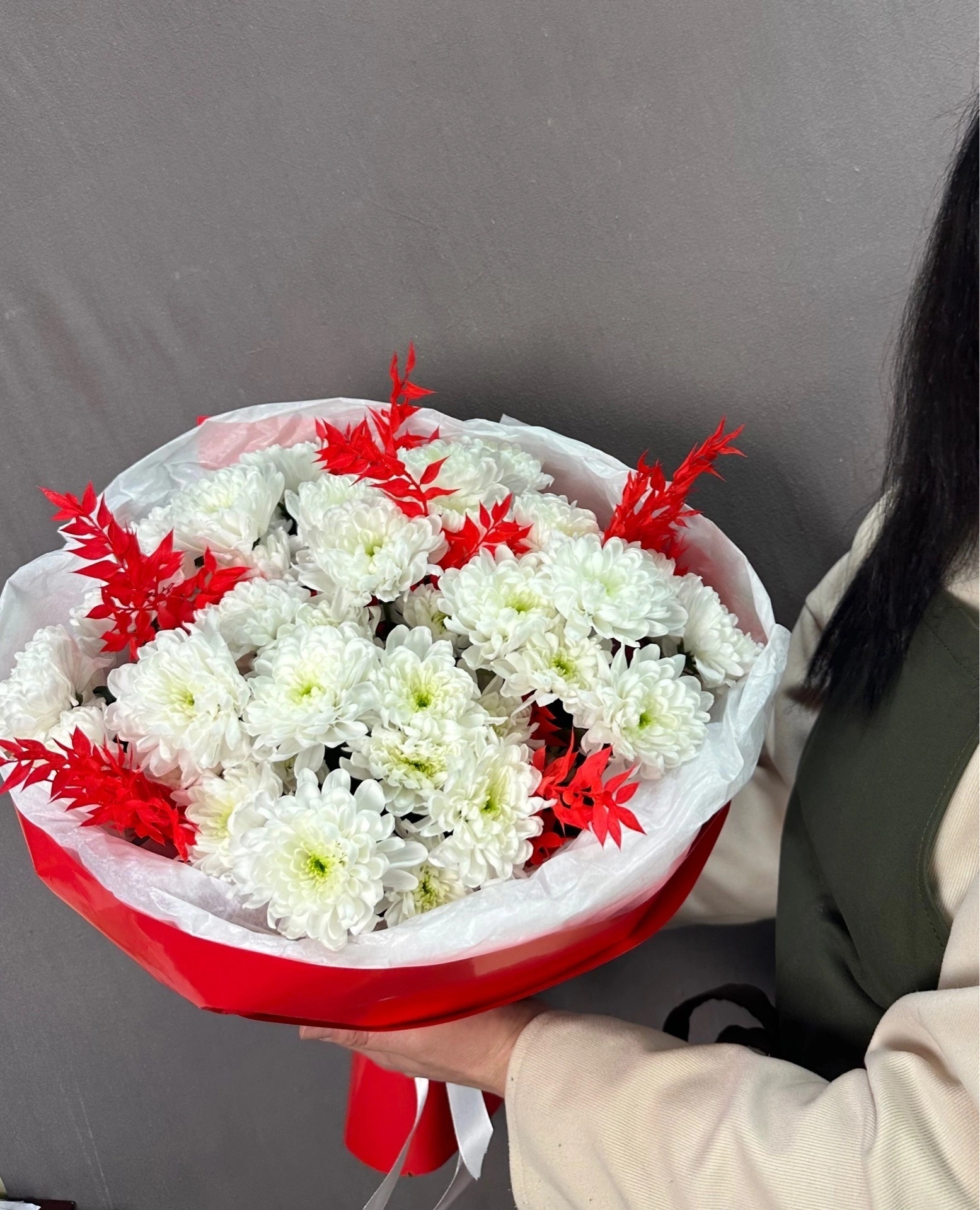 Букет хризантем с рускусом