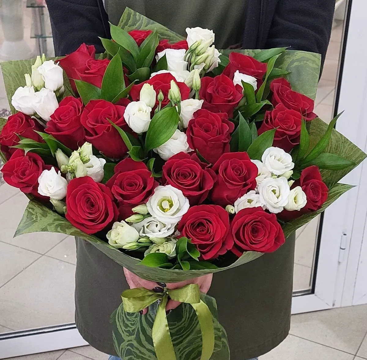 Букет из роз и эустомы №17