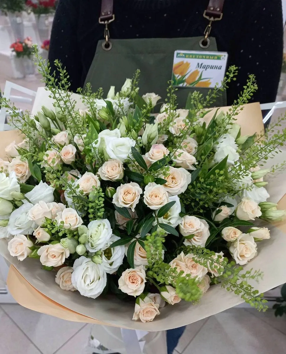 Букет из эустомы и кустовых роз №24