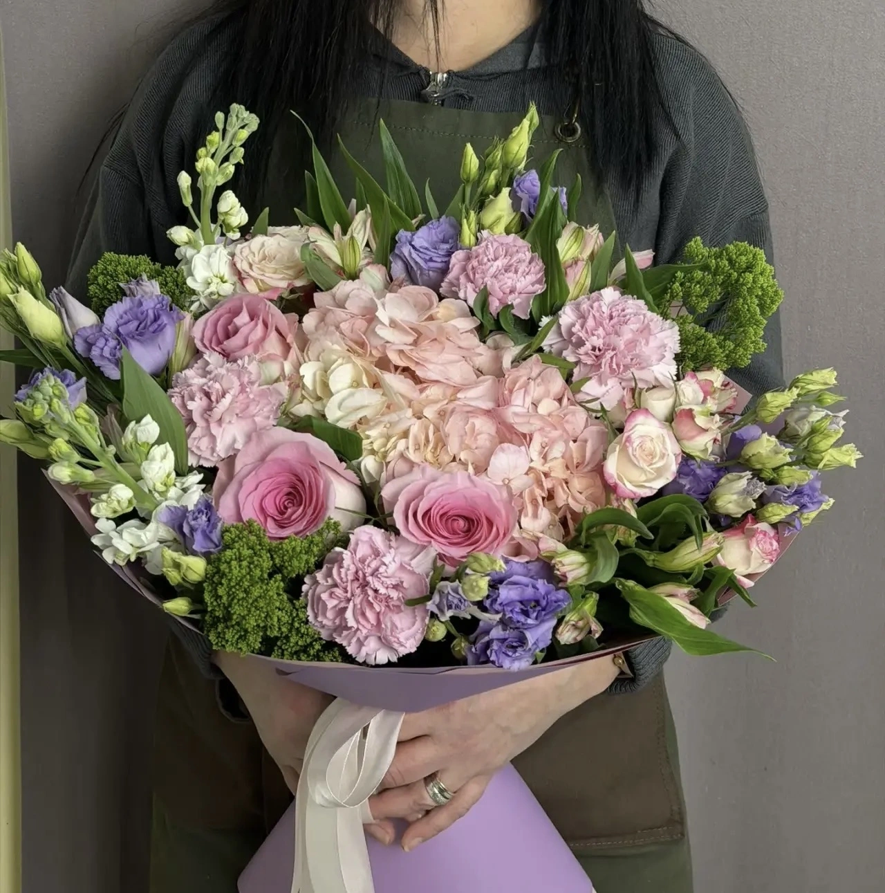 Букет с гортензией и диантусом