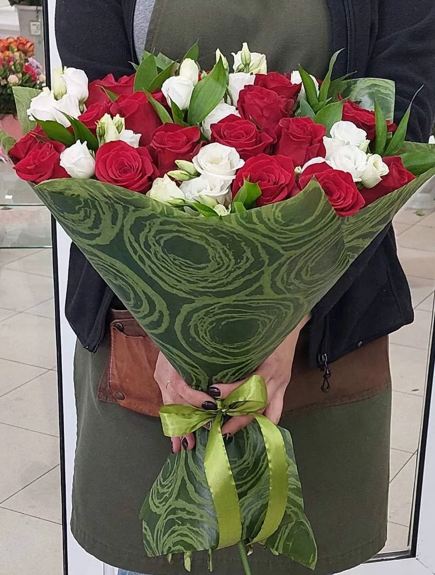 Букет из роз и эустомы №17