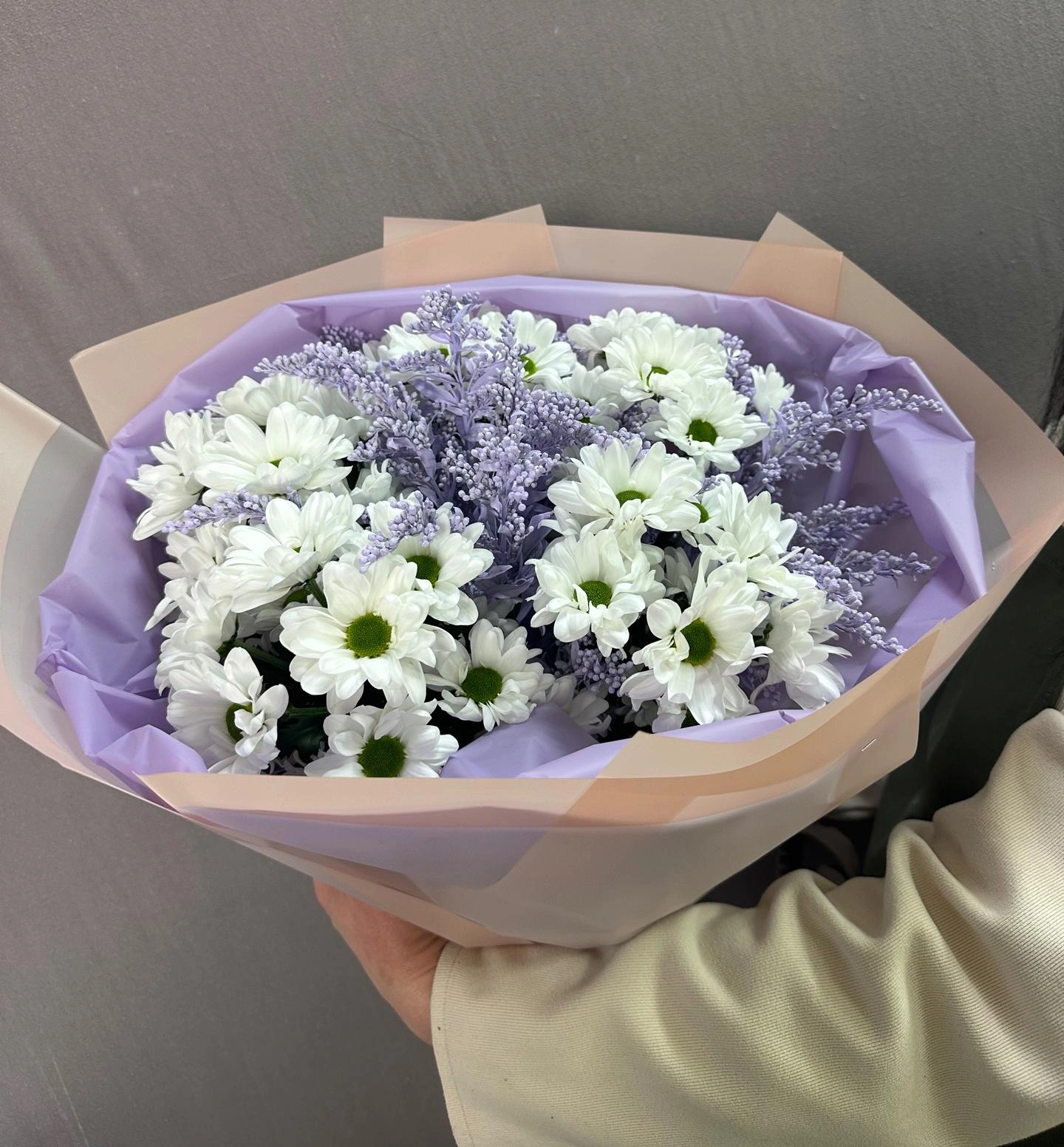 Букет хризантем с солидаго 