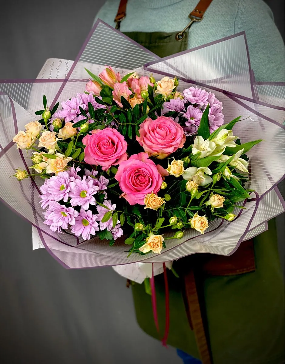 Букет с розами, альстромерией и хризантемой №28