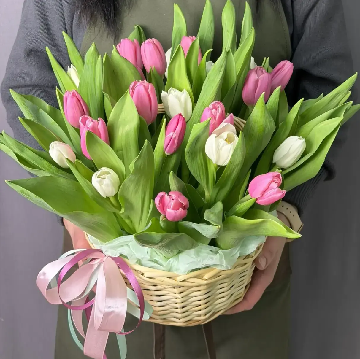 35 тюльпанов в корзине