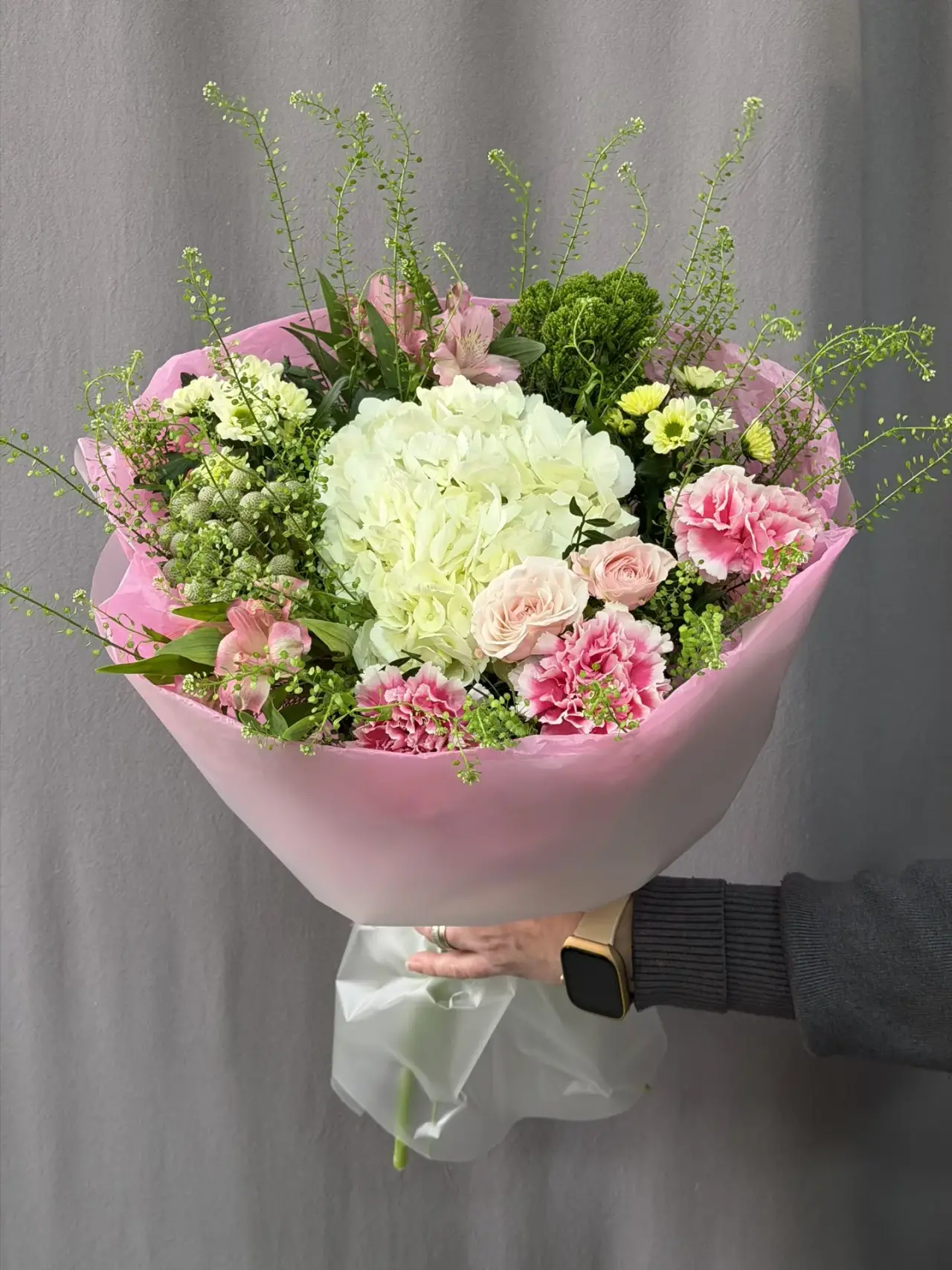 Букет с гортензией и зеленью