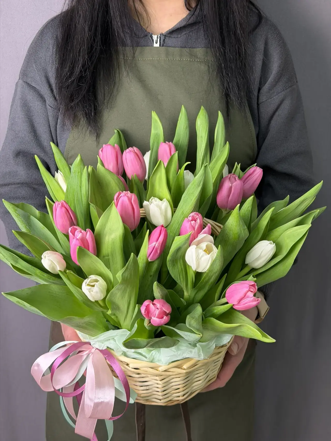 35 тюльпанов в корзине