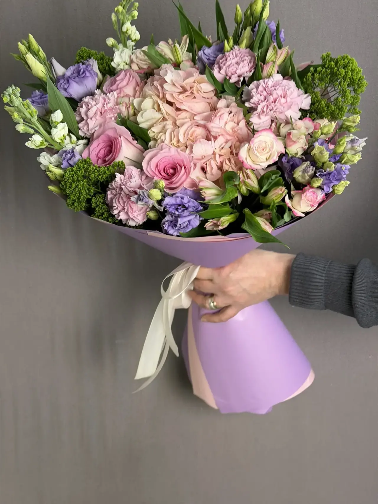 Букет с гортензией и диантусом