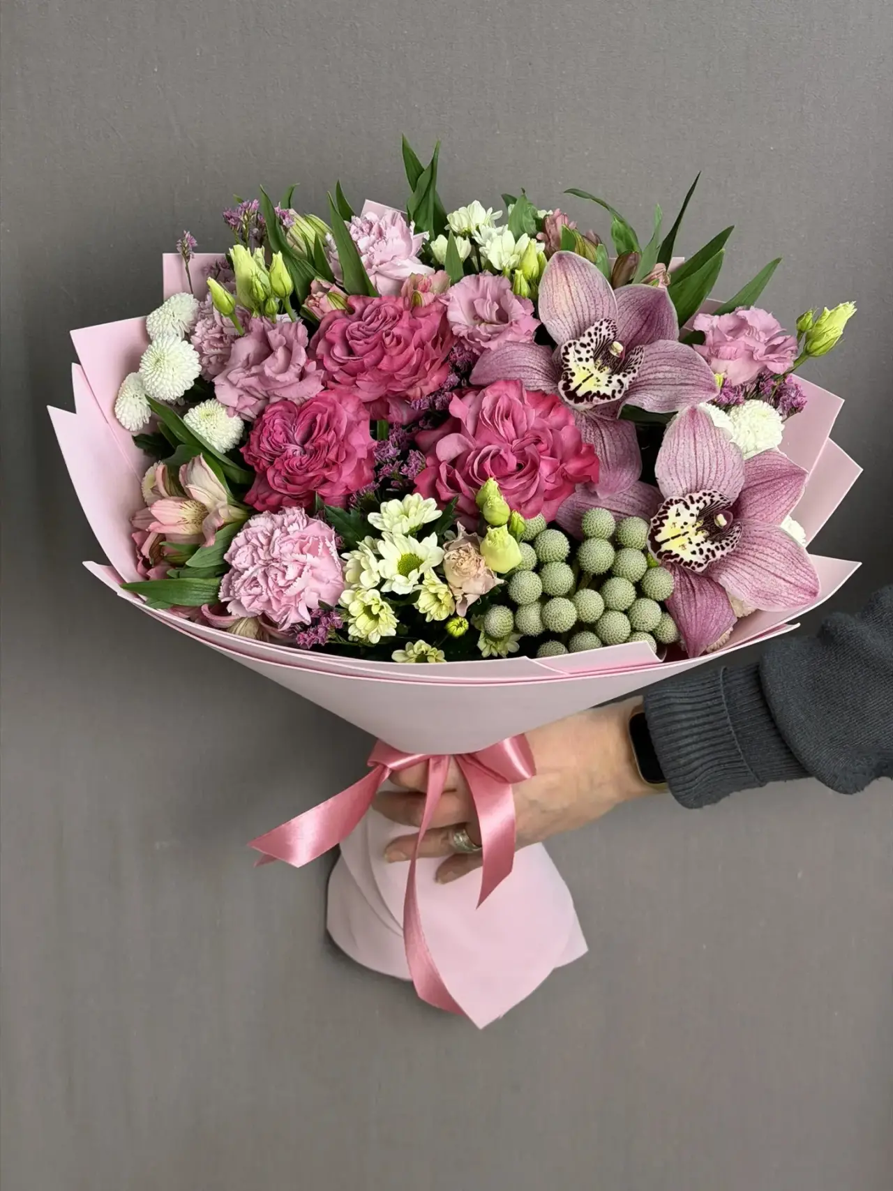 Букет с орхидеей и розами