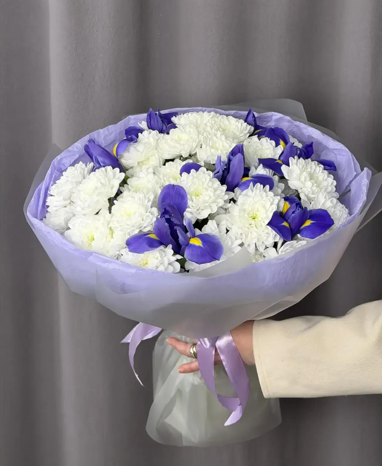 Букет хризантем с ирисами