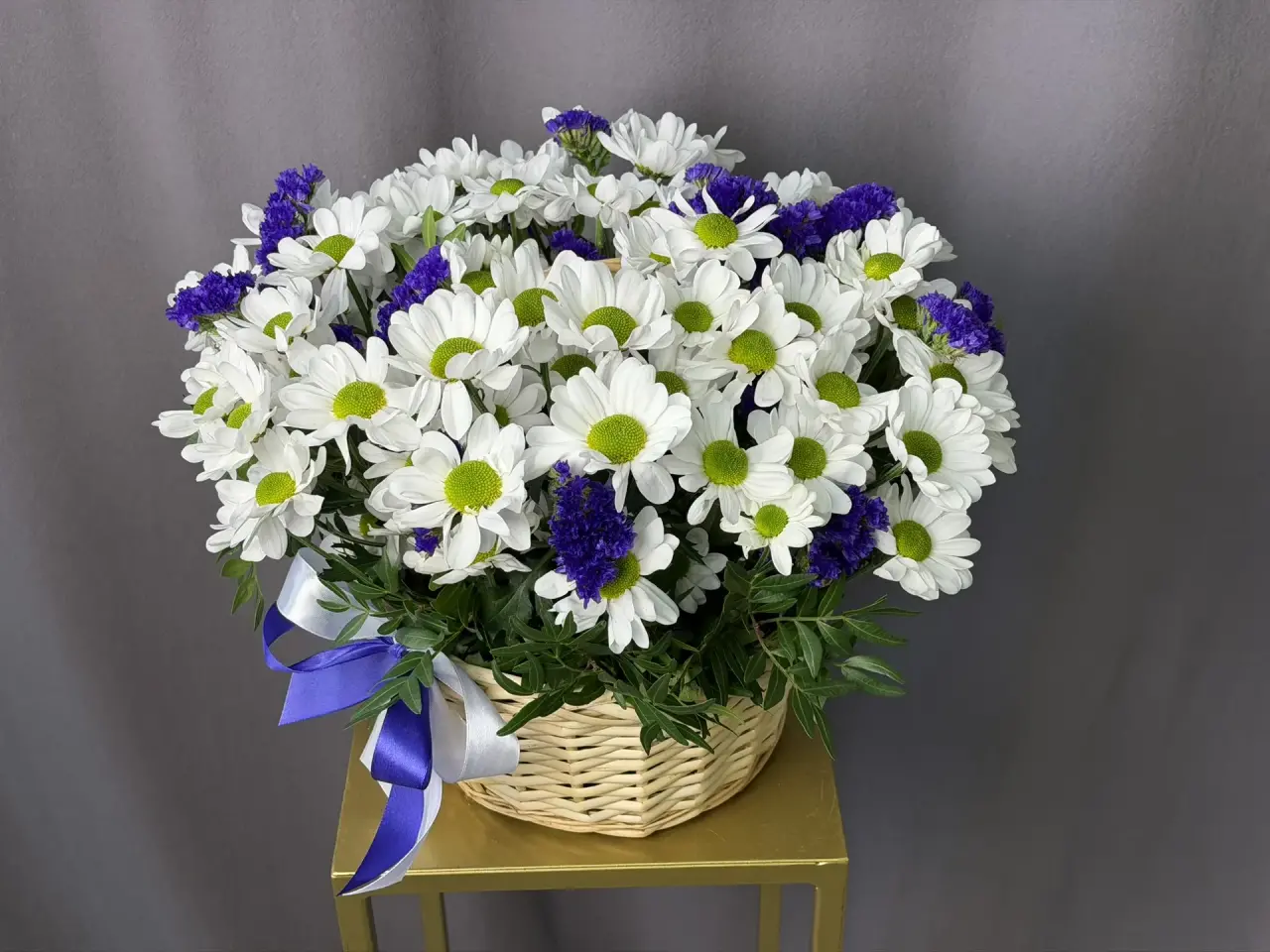 Композиция с синей статицей