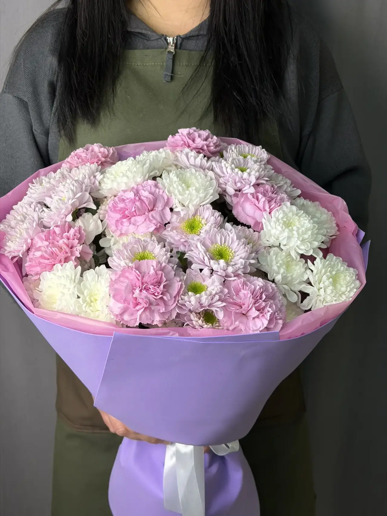 Букет хризантем с диантусом