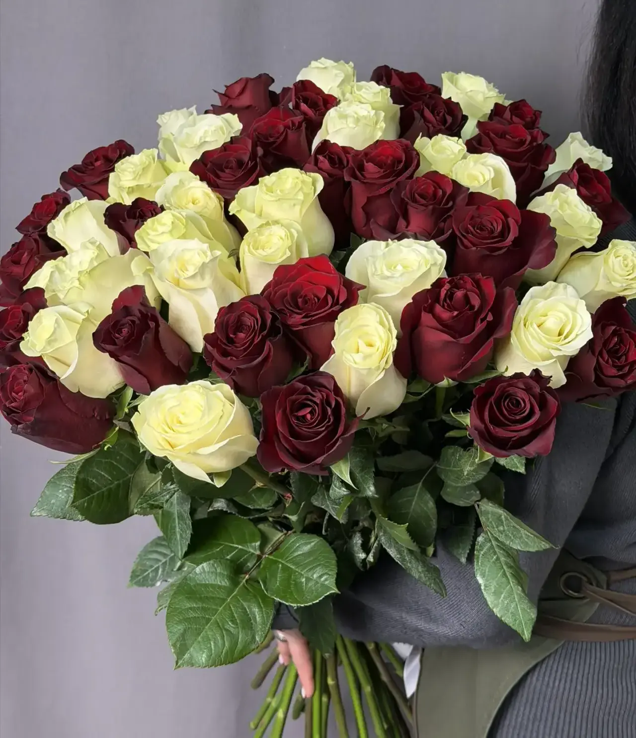 Монобукет 51 роза (микс) 70см