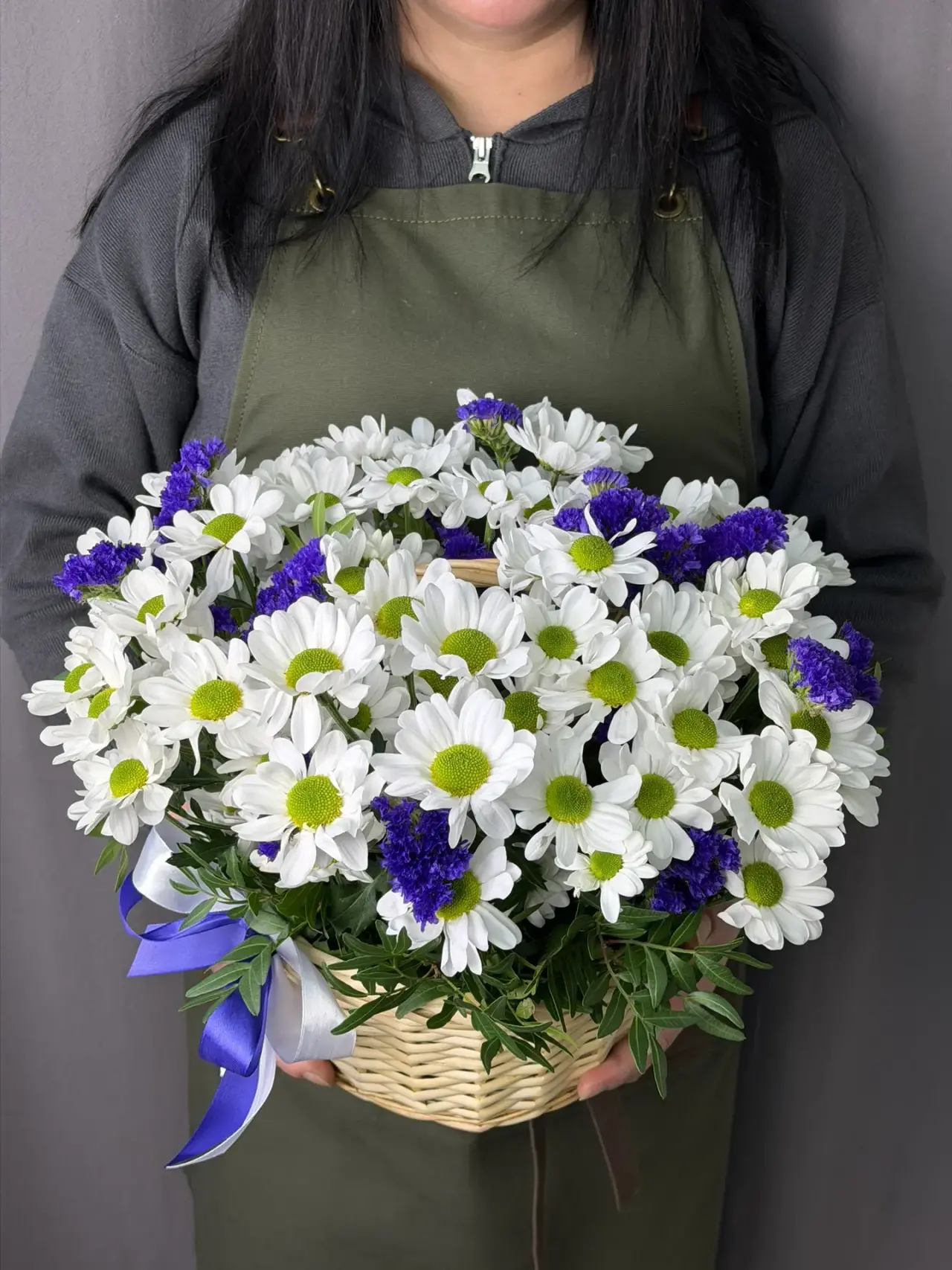 Композиция с синей статицей