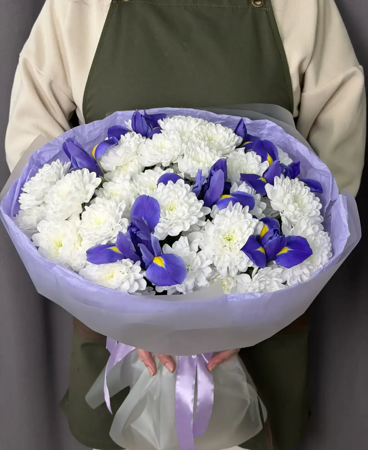 Букет хризантем с ирисами