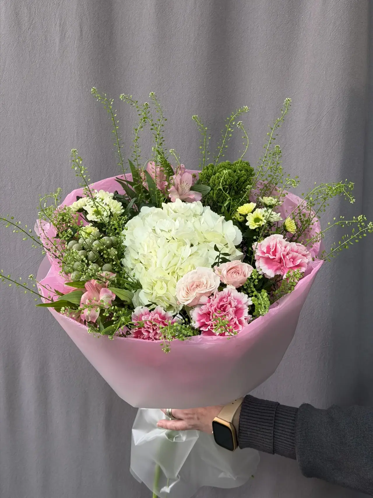 Букет с гортензией и зеленью