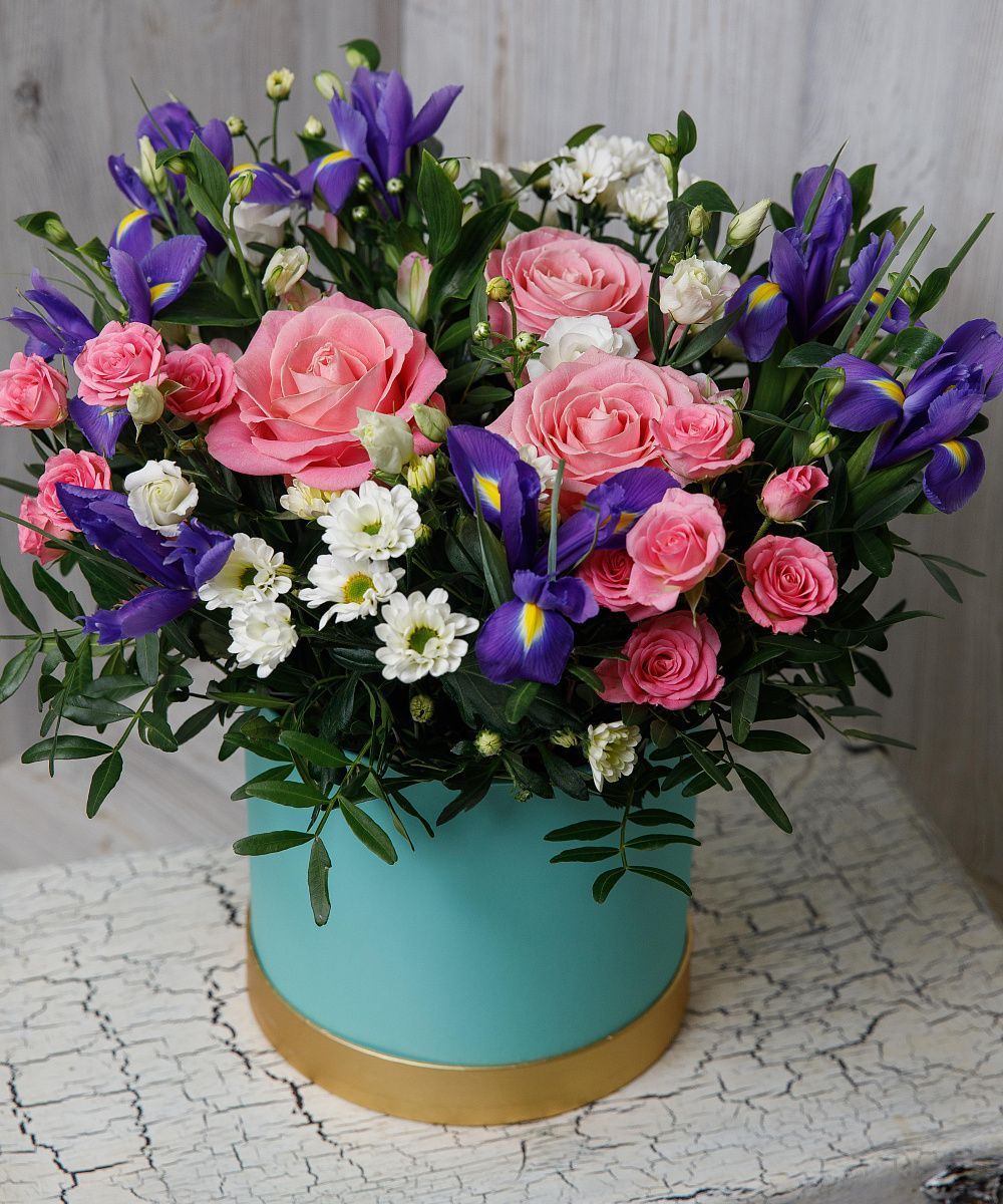 Розы и ирисы в шляпной коробке №2