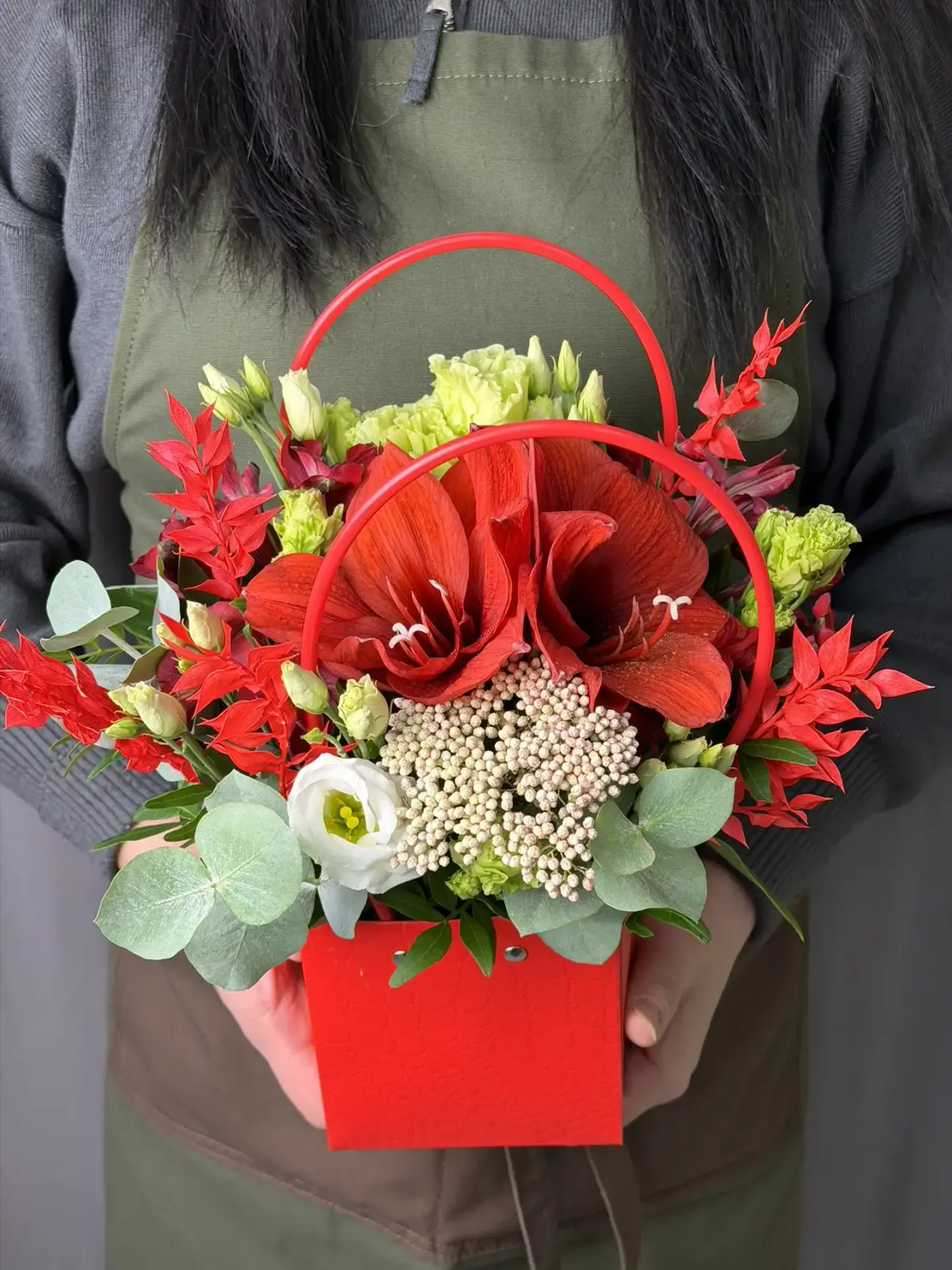 Композиция с алым гиппеаструмом