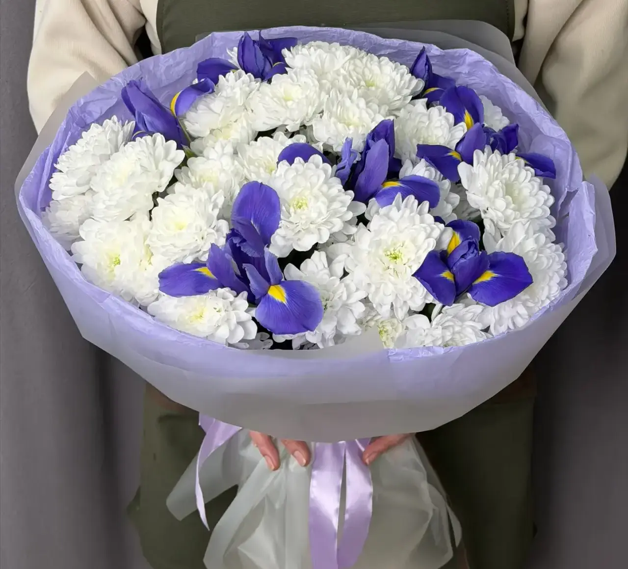 Букет хризантем с ирисами