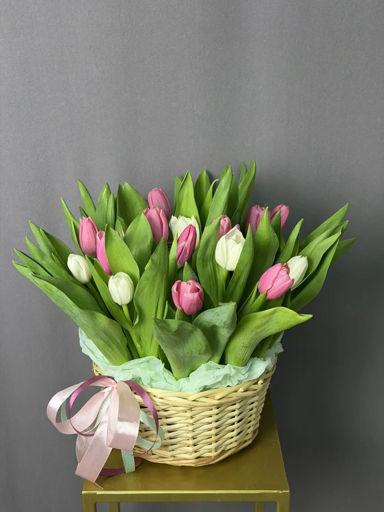 35 тюльпанов в корзине