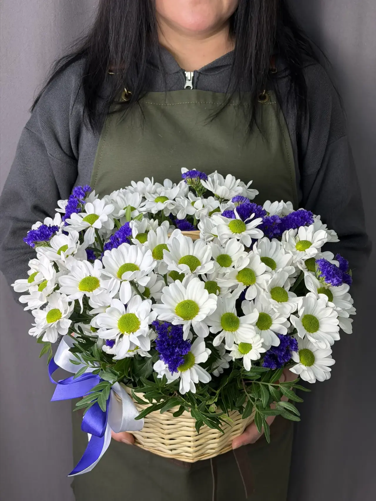 Композиция с синей статицей