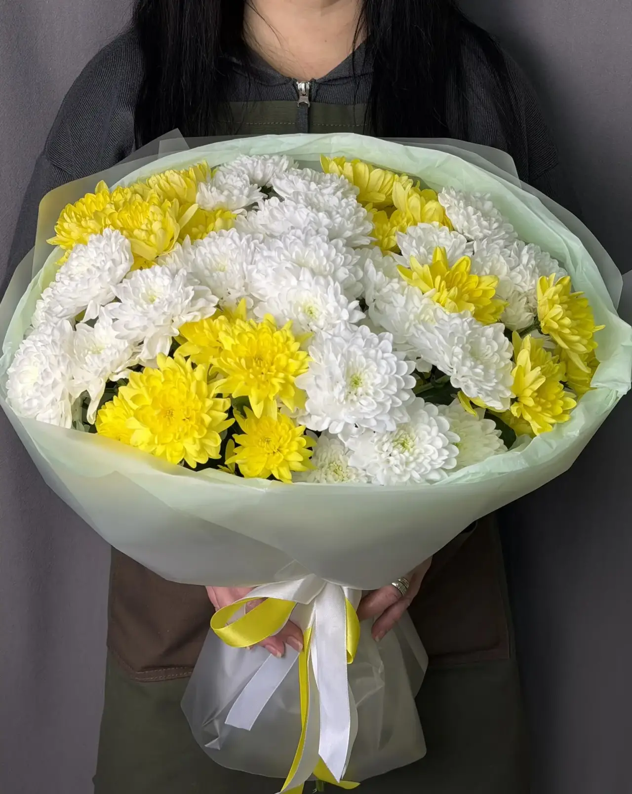 Монобукет из хризантем бело-желтый