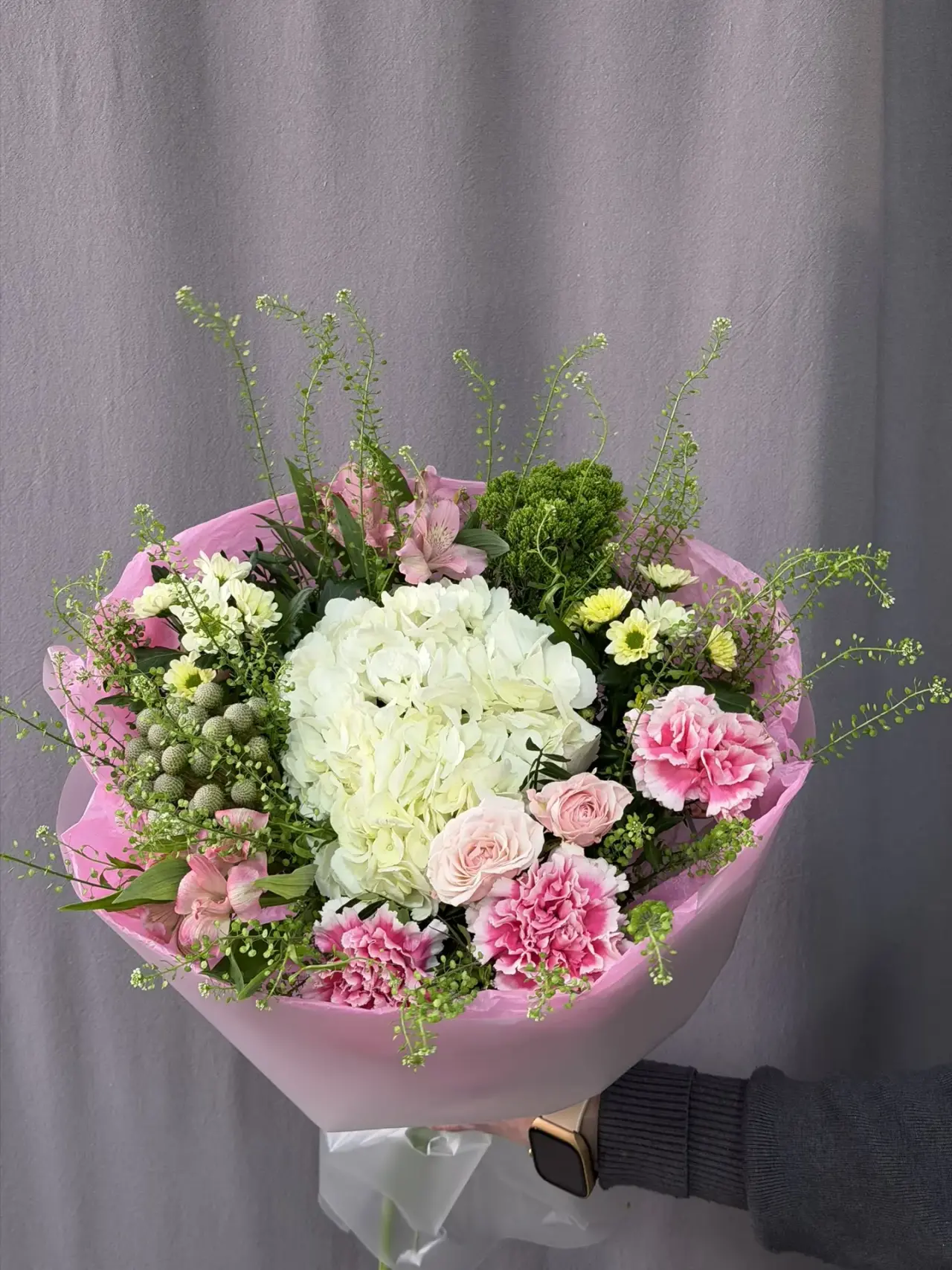 Букет с гортензией и зеленью