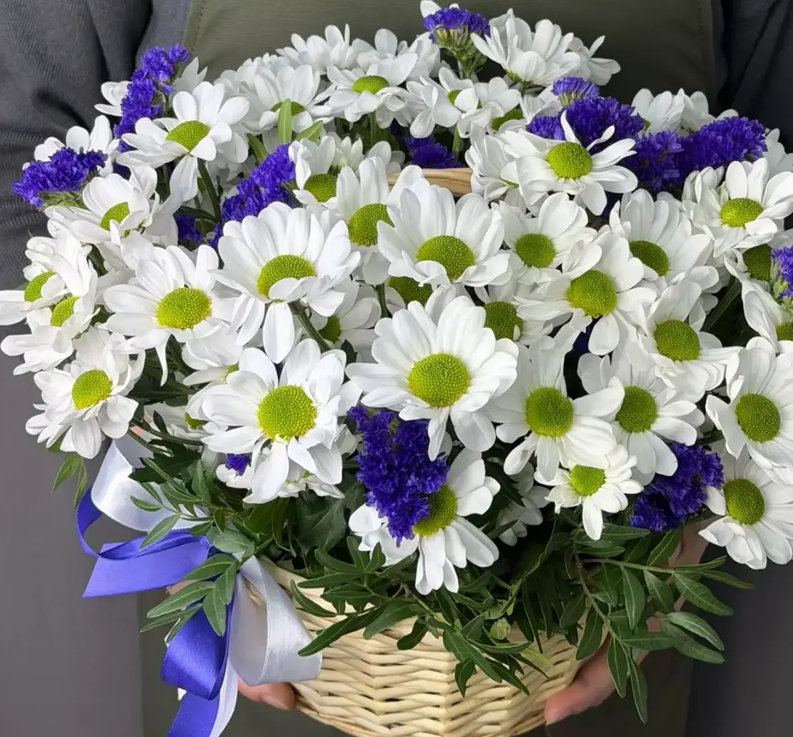 Композиция с синей статицей